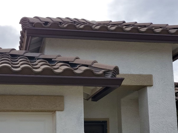 Casas Adobes rain gutter install by experts in AZ near 85704