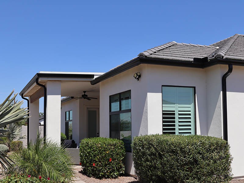 Installing Tempe seamless gutters in AZ near 85202